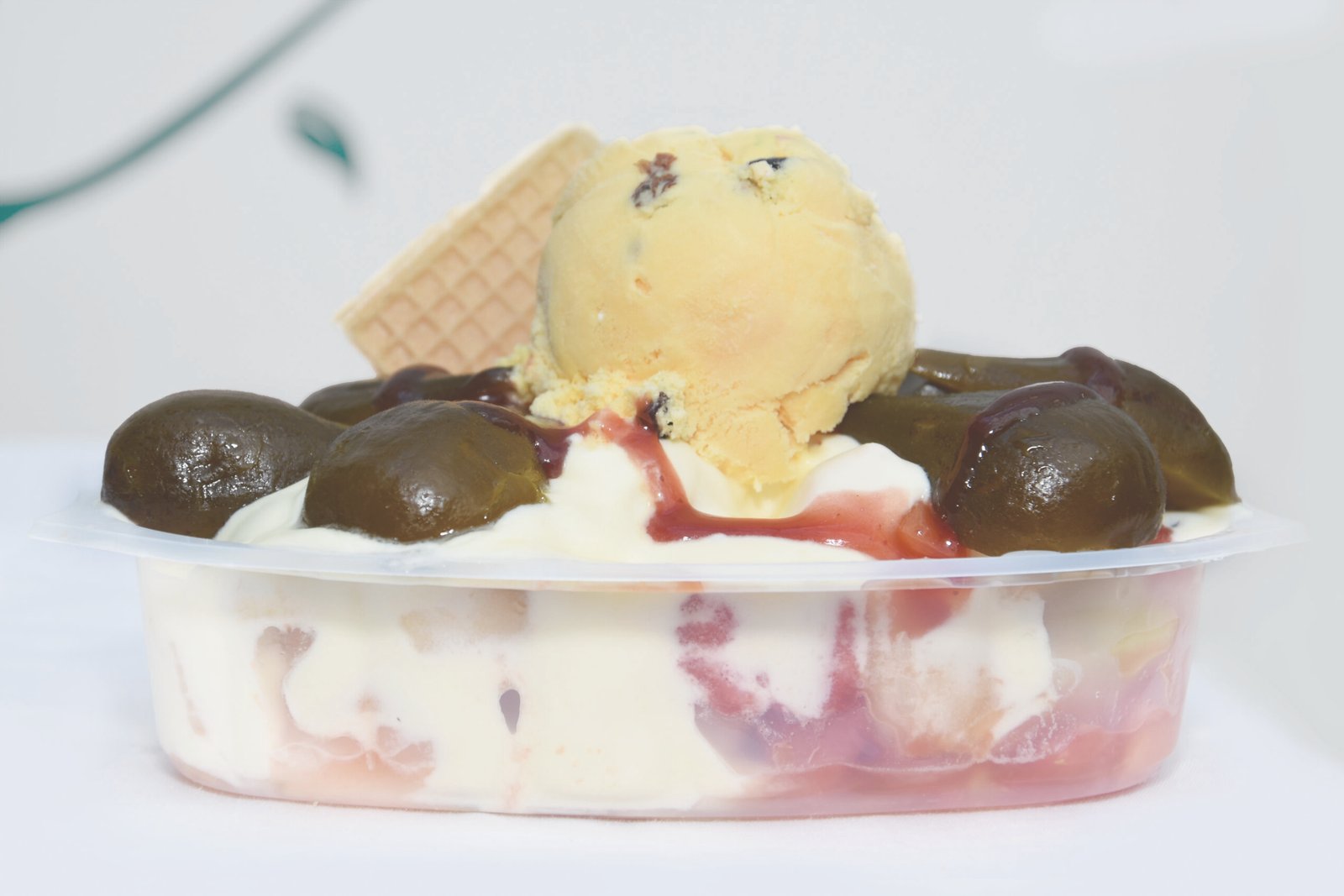 Ensalada especial con helado y breva