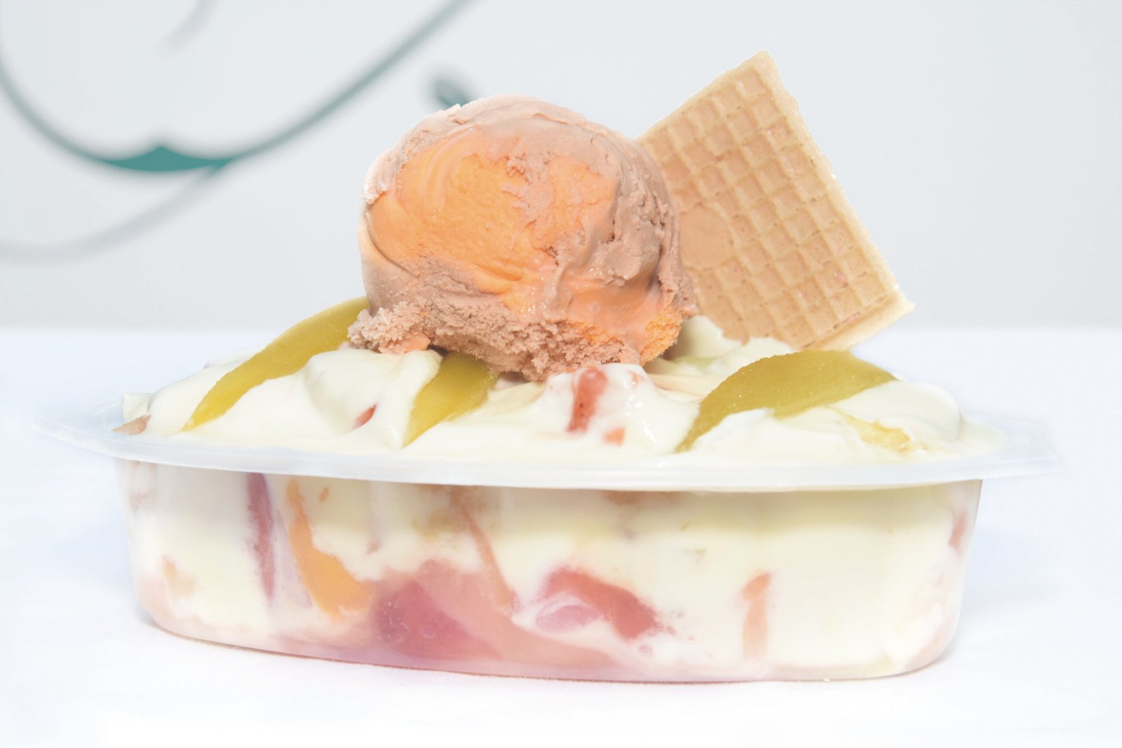 Ensalada especial con papayuela y helado
