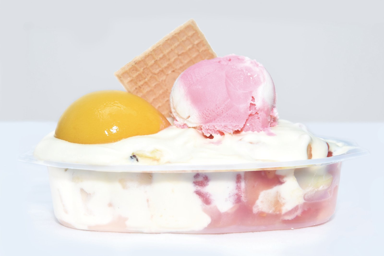 Ensalada especial con melocotón y helado